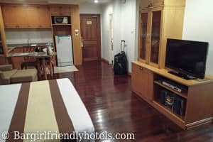 Admiral Suites Hotel TV and bed