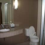 dynasty-inn-grande-bathroom