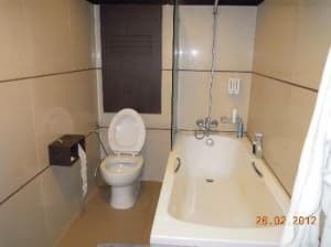 Hotel M Chiang Mai toilet and tub bathroom