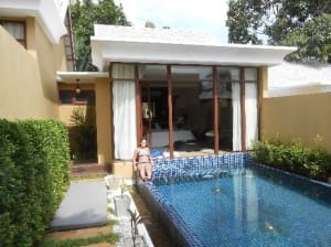 Pawanthorn Samui pool with villa entrance
