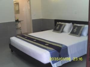 Coolabah Hotel room and bed