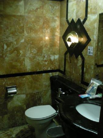 riviera mansion hotel bathroom