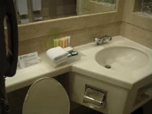 bathroom holiday inn clark angeles