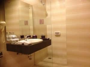 Quest Hotel Kuta Central Park bathroom