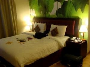 Quest Hotel Kuta Central Park bed and room