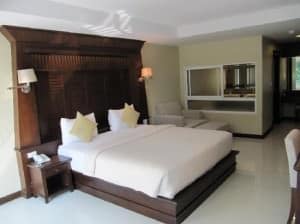 August Suites Pattaya room and bed