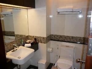 August Suites Pattaya toilet and bathroom
