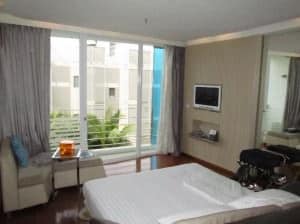 Dusit D2 Baraquda Pattaya Hotel room with bed