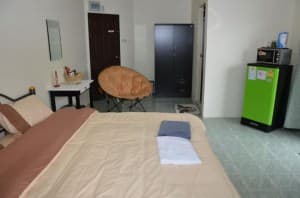 Pattaya Holiday Lodge bed and room view