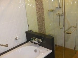 Sabai Empress Pattaya shower and bathroom