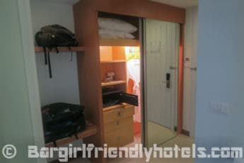 good-ammount-of-storage-space-found-in-the-room-at-hotel-solo-sukhumvit-2